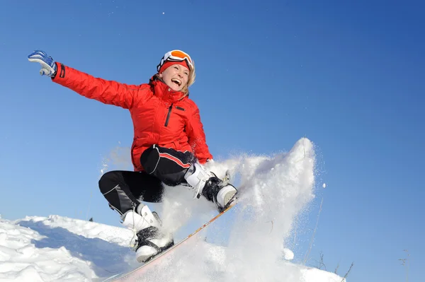 Giovane donna sullo snowboard — Foto Stock