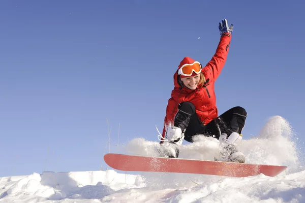 Giovane donna sullo snowboard — Foto Stock