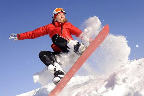 Młoda kobieta na snowboardzie — Zdjęcie stockowe