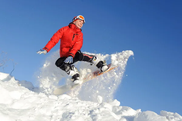 Jeune femme sur snowboard — Photo
