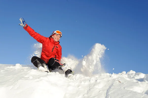 Ung kvinna på snowboard — Stockfoto