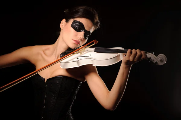 Donna suonare il violino bianco — Foto Stock