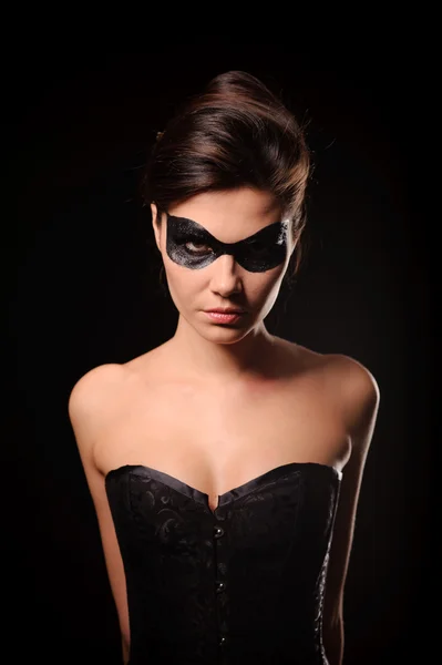 Mujer sexy con máscara de fiesta negro en la cara — Foto de Stock