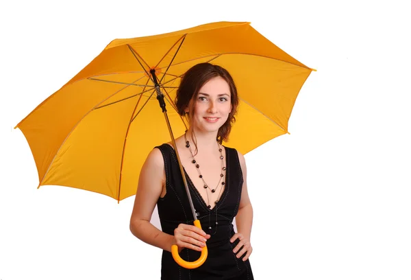 Žena v černých šatech drží žlutý deštník — Stock fotografie