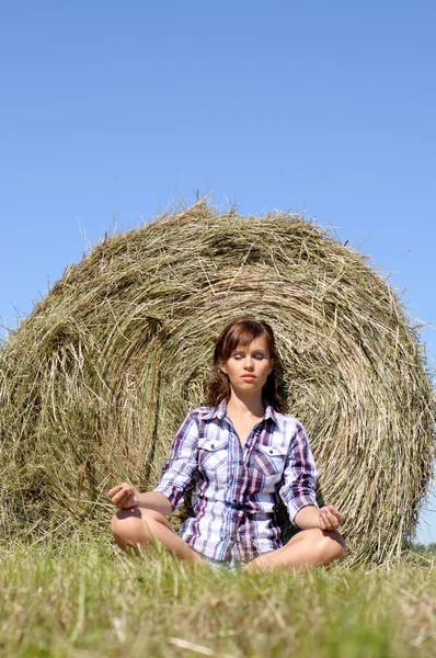 Mujer relajarse en el campo verde — Foto de Stock