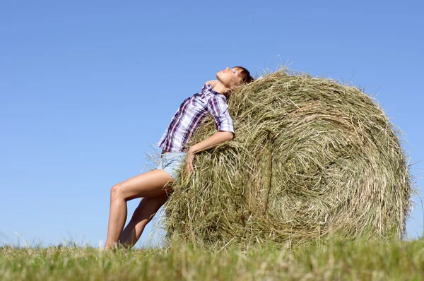 Mujer relajarse en el campo verde — Foto de Stock