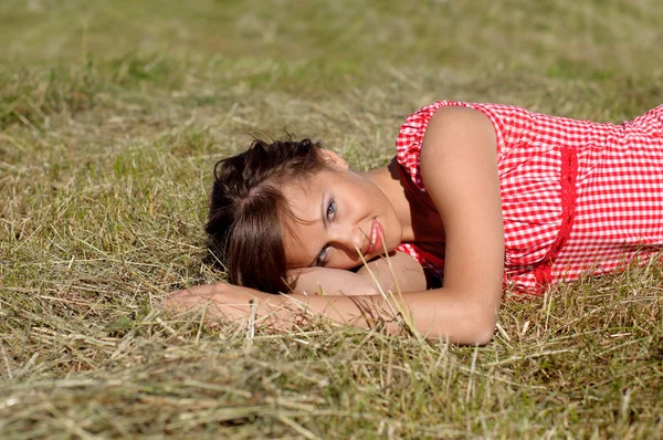 在绿色草地上的女人睡眠 — 图库照片