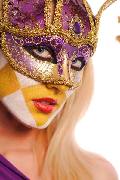 Nő a lila karneváli maszk — Stock Fotó