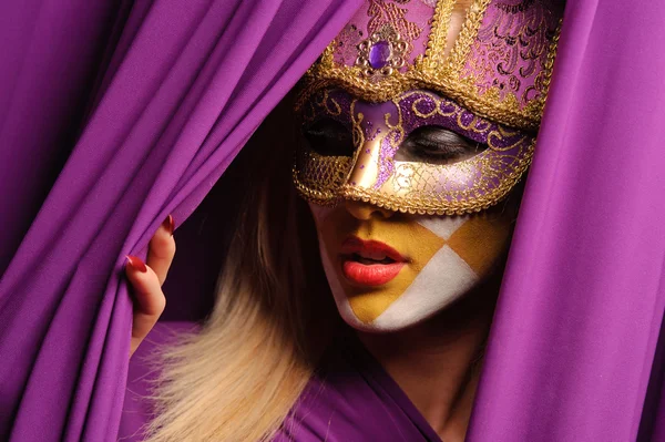 Frau in violetter Karnevalsmaske — Stockfoto