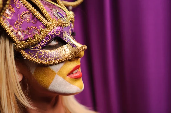Жінка в фіолетовій карнавальній масці — стокове фото