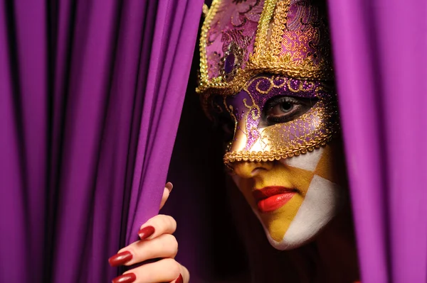 紫嘉年华面具的女人 — 图库照片