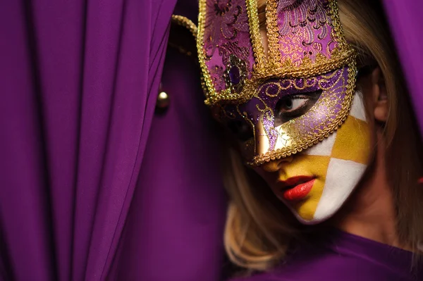 紫嘉年华面具的女人 — 图库照片