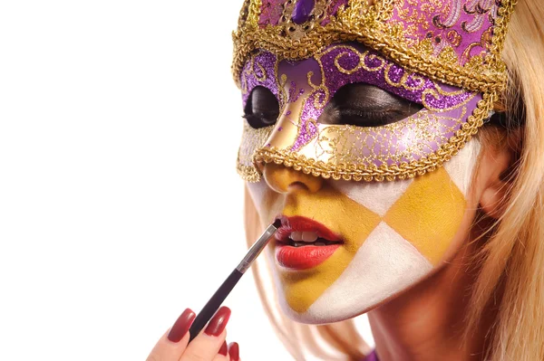 Женщина в фиолетовой карнавальной маске — стоковое фото
