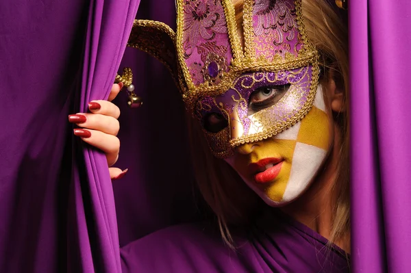 Женщина в фиолетовой карнавальной маске — стоковое фото