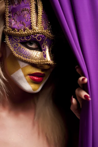 Σέξι γυναίκα στον βιολετί κόμμα μάσκα — Φωτογραφία Αρχείου