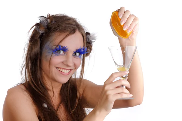 Chica haciendo bebida de naranja fresca — Foto de Stock