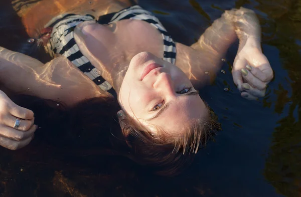 Fille dans l'eau — Photo