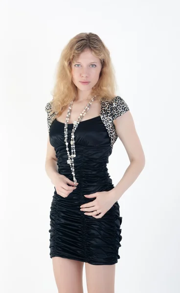 De blonde in een zwarte jurk — Stockfoto