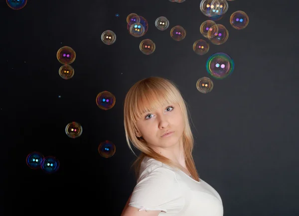 Het meisje en de zeepbellen — Stockfoto