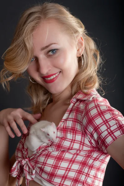 Meisje met een wit rat — Stockfoto