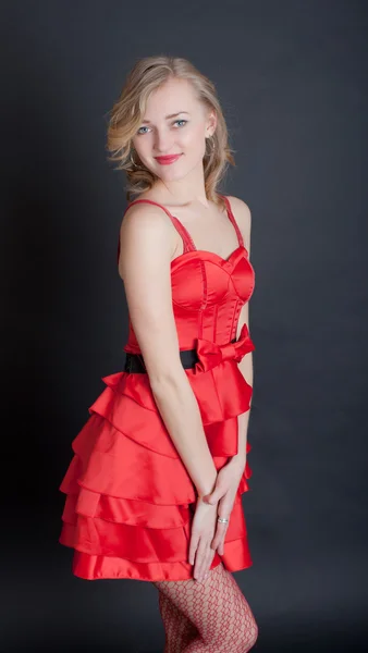 Blondin i en röd klänning — Stockfoto