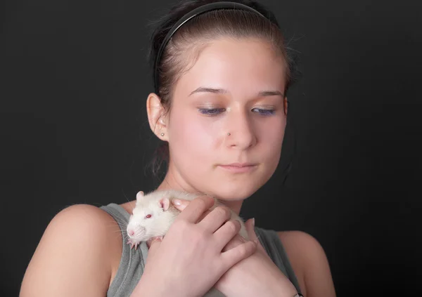 Flicka med en vit råtta — Stockfoto