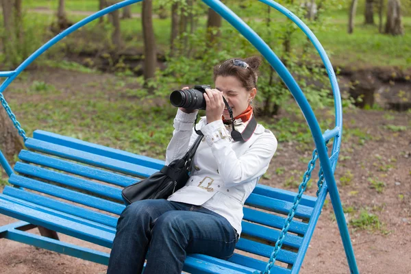 De fotograaf op een bankje — Stockfoto