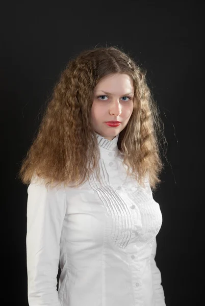 Девушка в белой блузке — стоковое фото