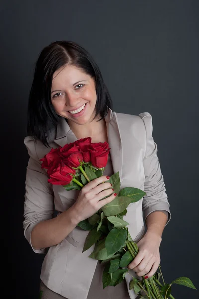 Fille avec un bouquet de roses rouges — Photo