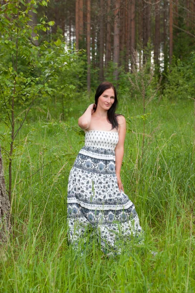 Het meisje in een witte jurk — Stockfoto