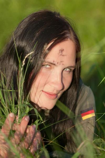 Dívka v trávě — Stock fotografie