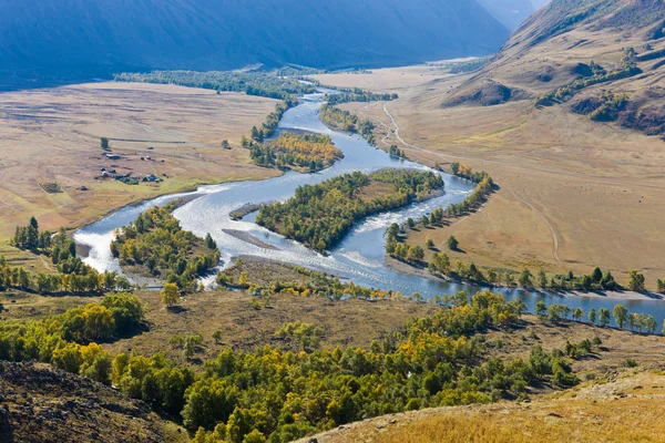 Река в долине — стоковое фото
