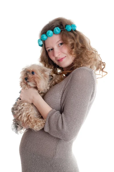 La mujer embarazada con un cachorro — Foto de Stock