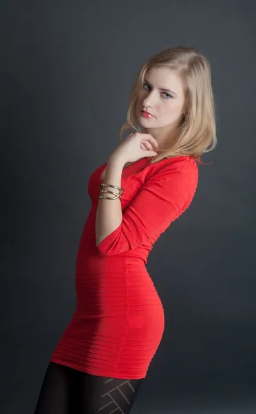 De blonde in een rode jurk — Stockfoto