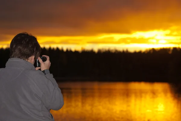 De fotograaf bij zonsondergang — Stockfoto