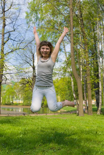 Девушка в прыжке — стоковое фото