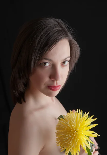 Fille avec un chrysanthème jaune — Photo