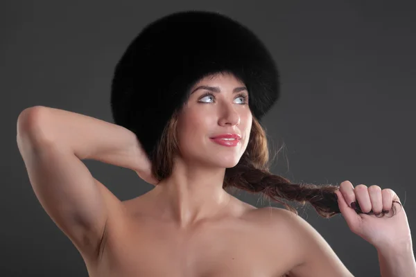 Dziewczyna w czapkę z czarnego futra — Zdjęcie stockowe