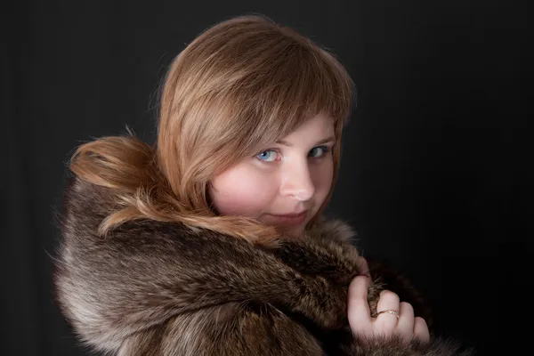 In a warm fur coat — Stock Photo, Image