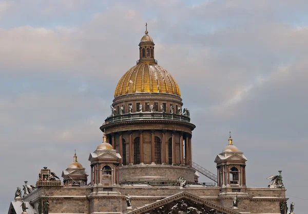 Koepels van de isakievsky-kathedraal — Stockfoto