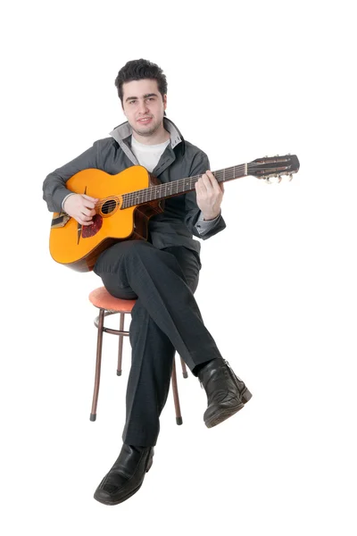 Portrét kytarista na židli — Stock fotografie