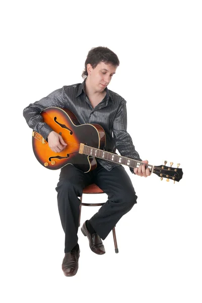 Gitarzysta na krześle — Zdjęcie stockowe