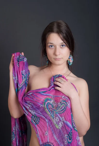 Meisje in een heldere sjaal — Stockfoto