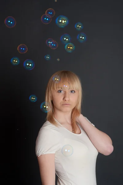 Блондинка і мильні бульбашки — стокове фото