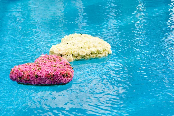 Flower hearts in water — Stock Photo, Image