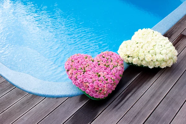 Квіткові серця біля плавального басейну — стокове фото