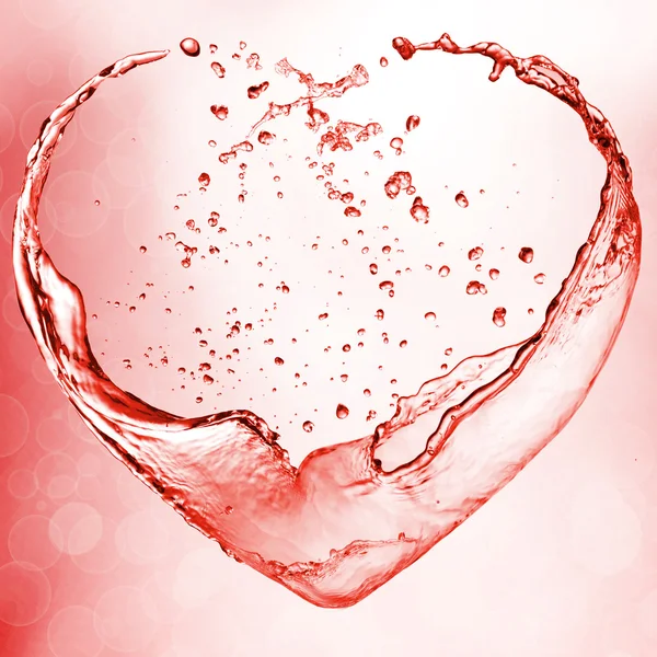 Сердце Валентина из синей воды — стоковое фото