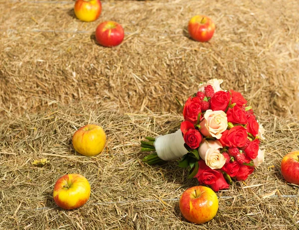 Γαμήλια ανθοδέσμη με μήλα στο εσωτερικό του χωριού — Φωτογραφία Αρχείου