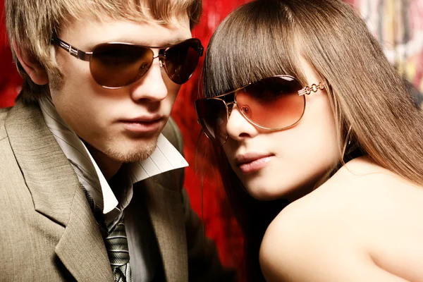 Fashionable young couple wearing sunglasses Royalty Free Stock Images