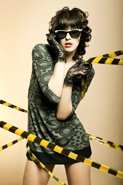 Retrato de arte de moda de uma bela jovem mulher sexy usando óculos de sol — Fotografia de Stock